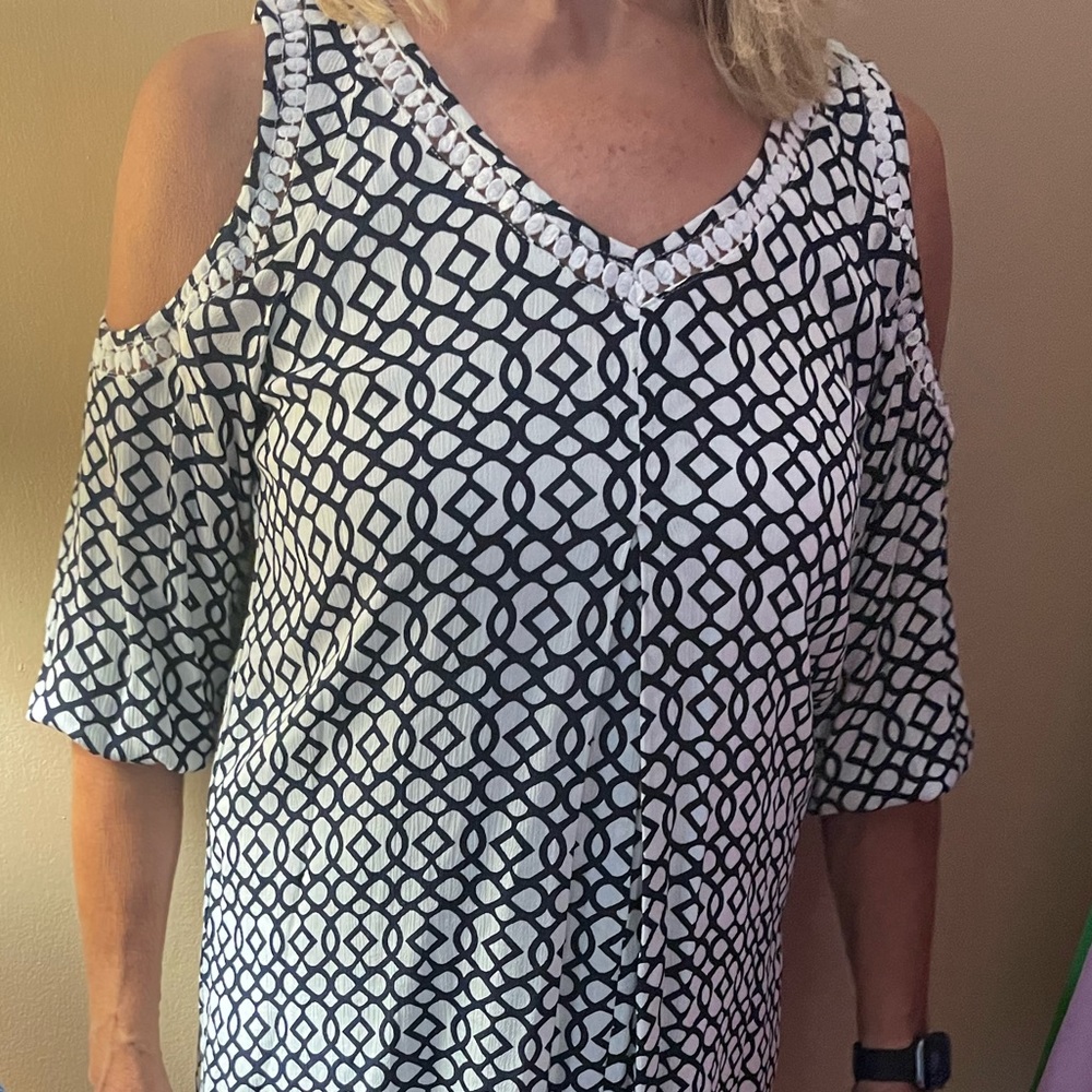 Cold shoulder spring top. - Picture 2 of 2